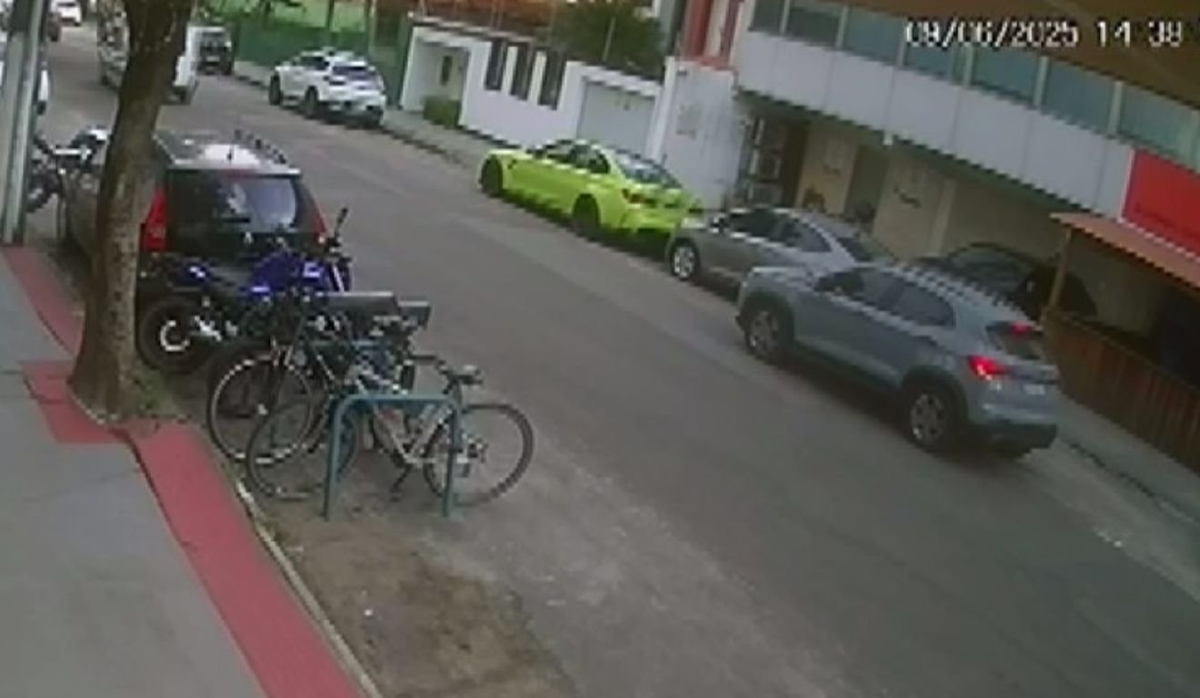 Imagem mostra o carro BMW de Wallace Lovato e o veículo cinza usado pelo atirador