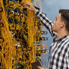 O instalador e reparador de redes terá que realizar a instalação de antenas e roteadores. Foto: Freepik