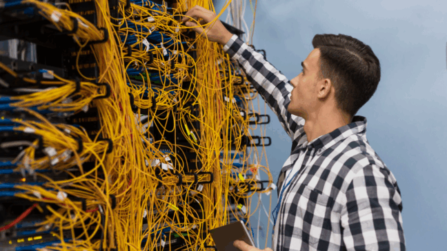 O instalador e reparador de redes terá que realizar a instalação de antenas e roteadores. Foto: Freepik