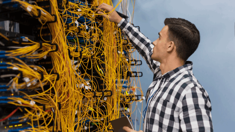 O instalador e reparador de redes terá que realizar a instalação de antenas e roteadores. Foto: Freepik