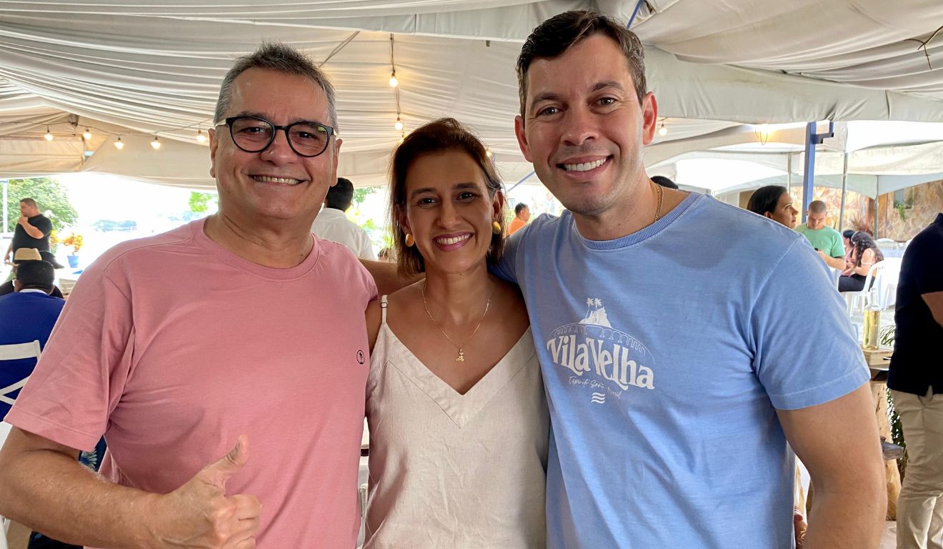 Iuri, Juliana (presidente e vice do Novo-ES) com Arnaldinho: diálogo