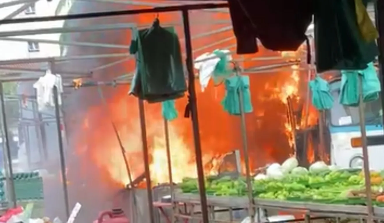 Barraca de pastéis pegou fogo na feira de Itapuã no último sábado (31). Foto: Reprodução/ TV Vitória