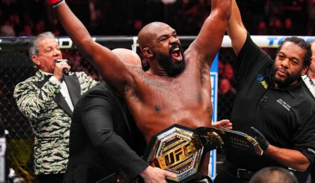 Jon Jones defende o cinturão peso-pesado na luta principal do UFC 309. (Foto por Chris Unger/Zuffa LLC)