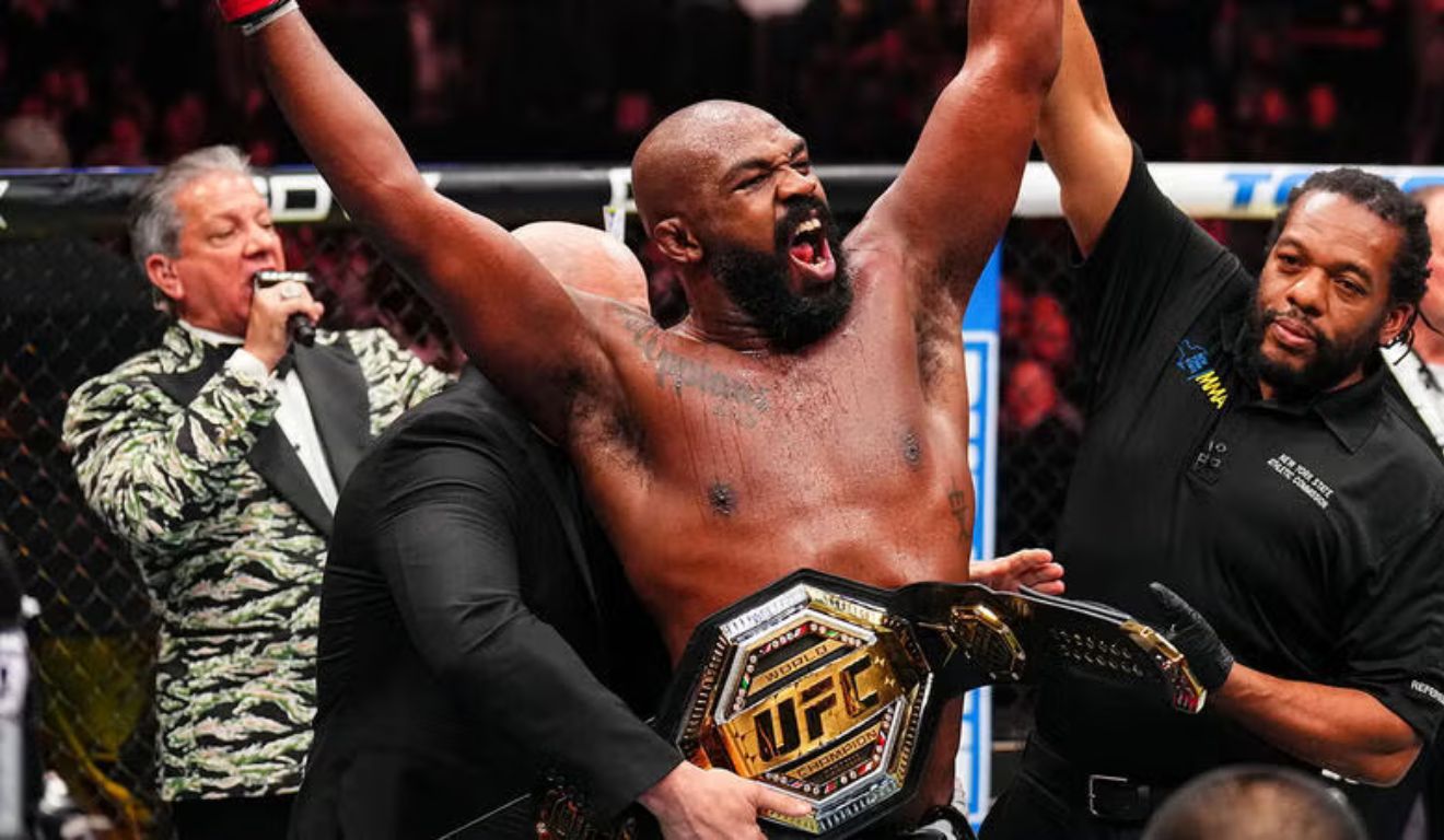 Jon Jones defende o cinturão peso-pesado na luta principal do UFC 309. (Foto por Chris Unger/Zuffa LLC)
