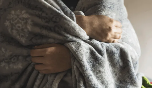Pessoa agasalhada por causa do frio