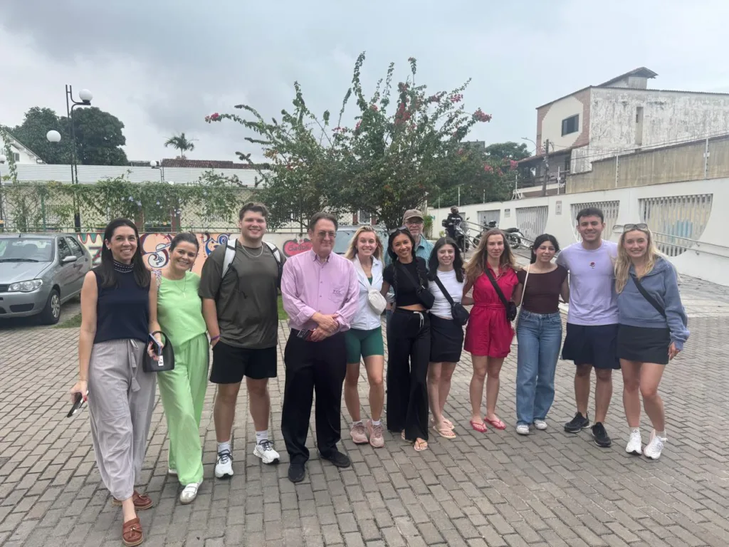 Visita dos estudantes americanos na Fundação Carmem Lucia