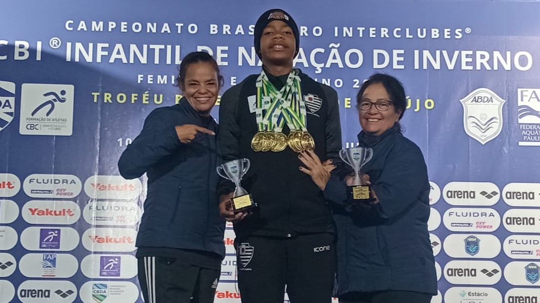 Matheus Ngome com a mãe e a avó no Campeonato Brasileiro Infantil de Natação