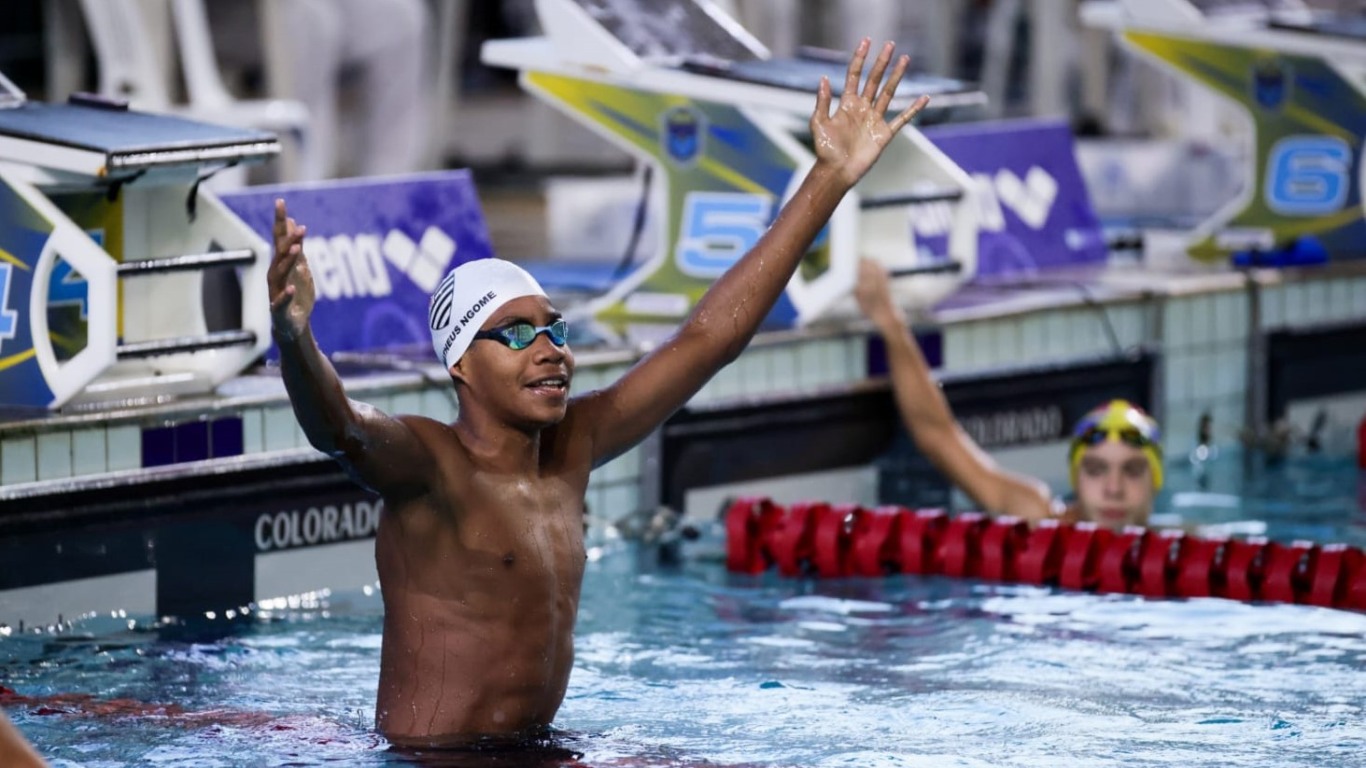 Matheus Ngome no Campeonato Brasileiro Infantil de Natação. Bauru (SP). Campeão com seis ouros