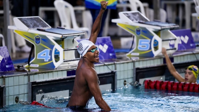 Matheus Ngome no Campeonato Brasileiro Infantil de Natação. Bauru (SP). Campeão com seis ouros