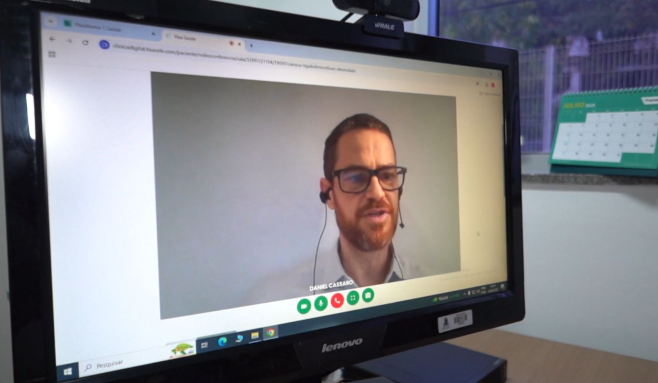 Médico Daniel Cassaro em teleconsulta