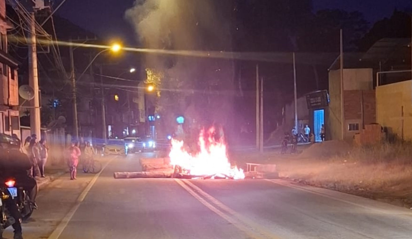 Menino de 11 anos morre atropelado por moto no ES; família faz protesto