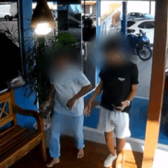 Momento em que o homem pediu ajuda na loja