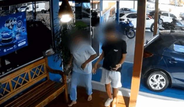 Momento em que o homem pediu ajuda na loja