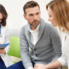 Casal conversando com médico sobre infertilidade