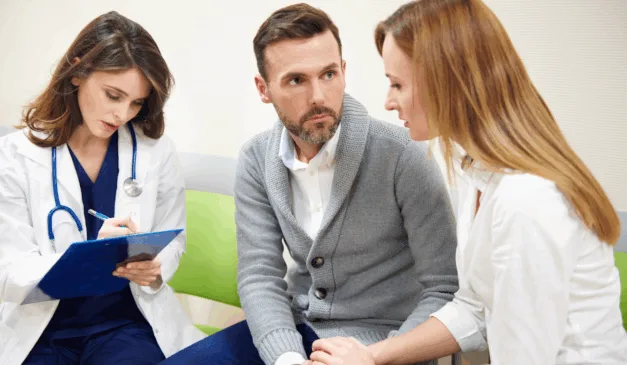 Casal conversando com médico sobre infertilidade