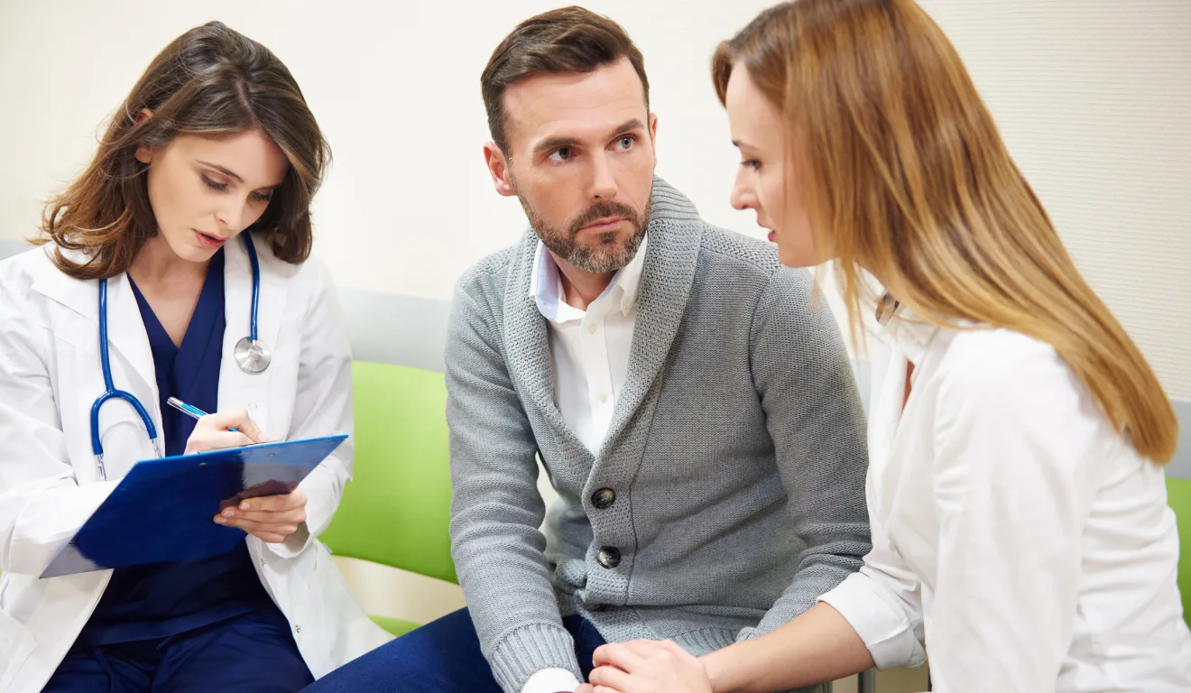 Casal conversando com médico sobre infertilidade