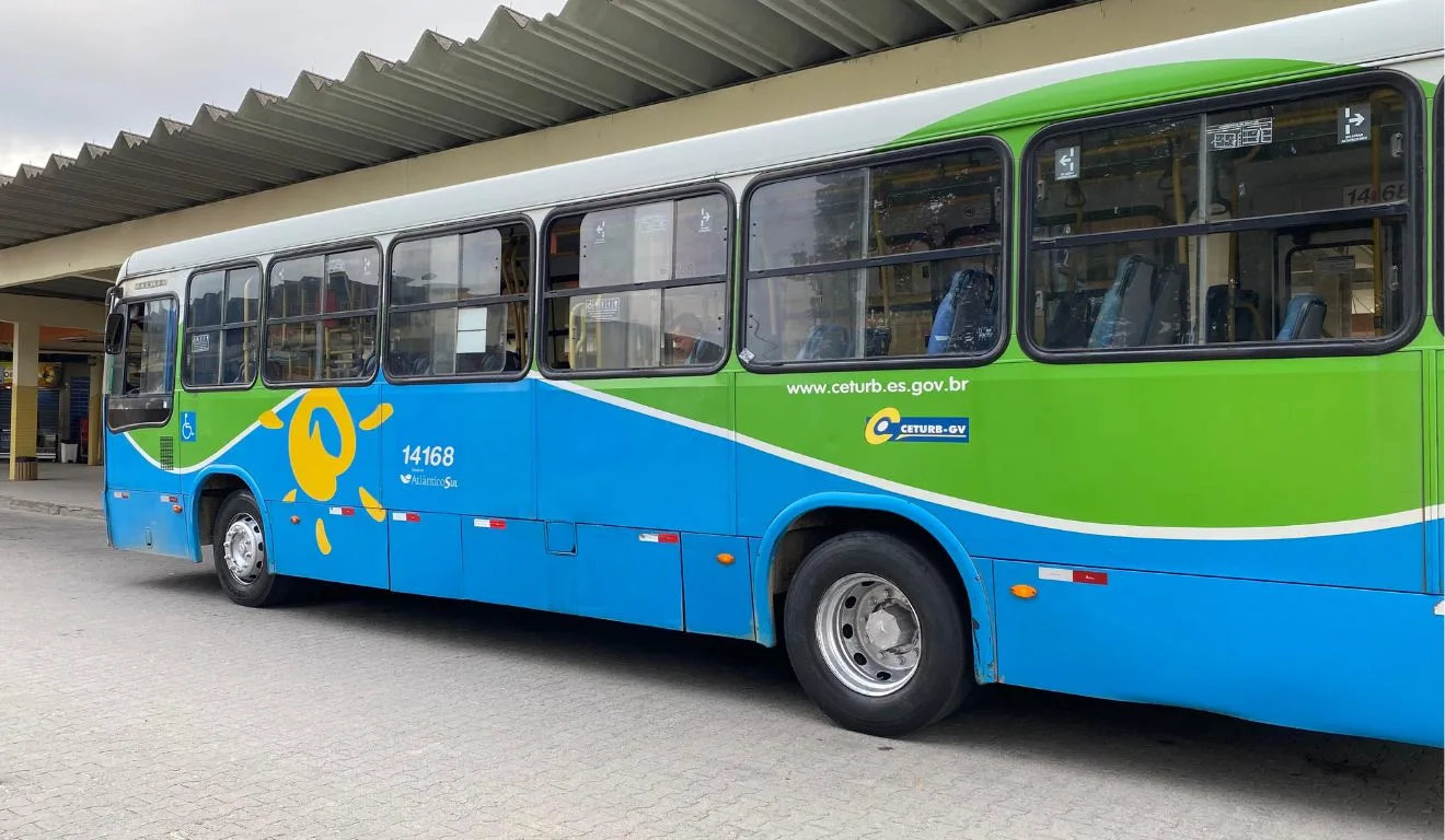 Mulher sofreu importunação sexual dentro de ônibus. Foto: Thiago Soares/Folha Vitória