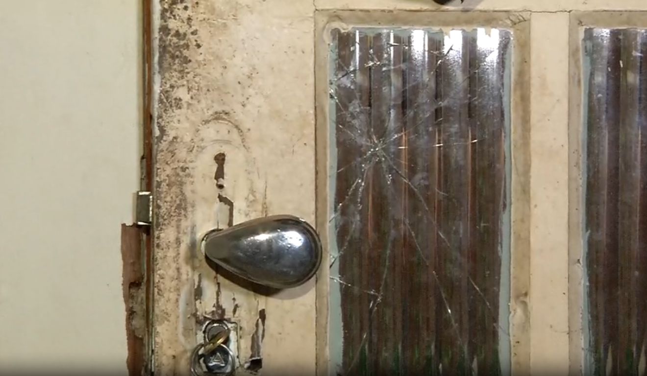 Suspeito quebrou a porta da casa da vítima. Foto: Reprodução/TV Vitória