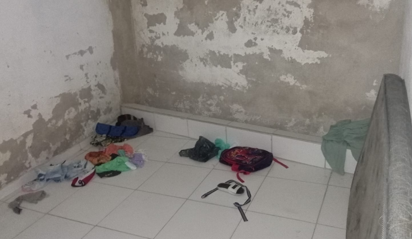 Três crianças são encontradas sozinhas e sem comida em casa