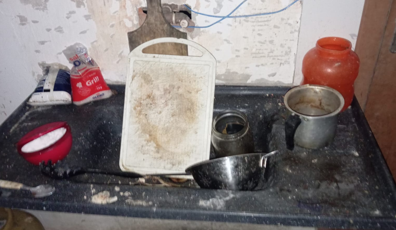 Três crianças são encontradas sozinhas e sem comida em casa