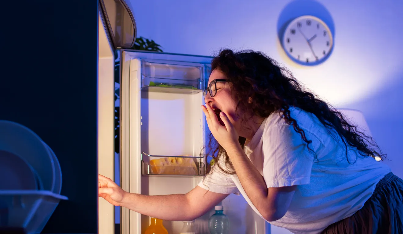 Você come certo o dia todo, mas exagera à noite? Especialista explica como mudar isso: