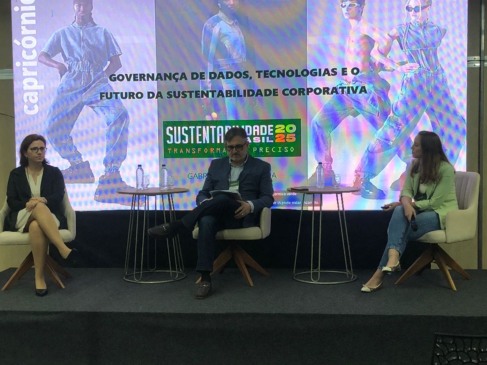 Emília Minieri, Gabryella Cerri e Sandro Benelli debateram governança de dados e ESG na conferência. Crédito: Edu Kopernick