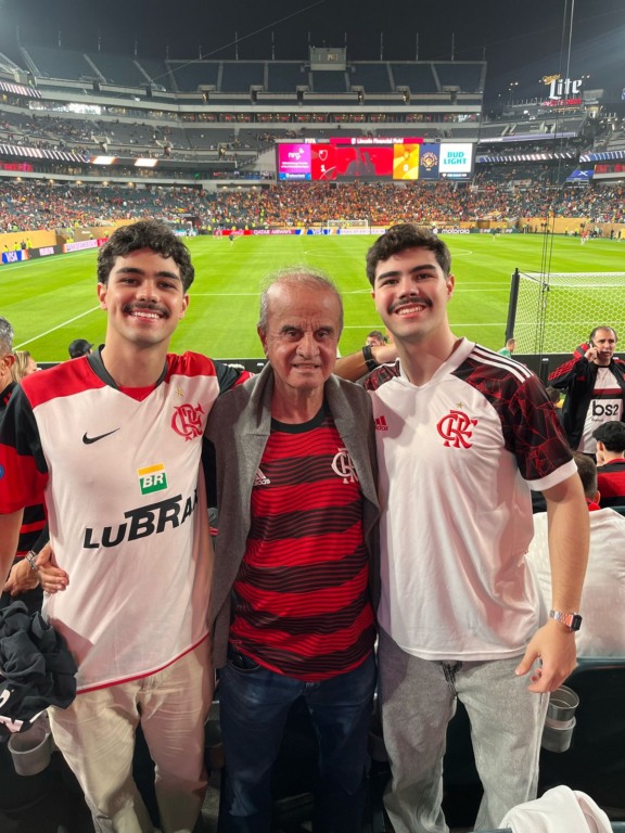 Edilson Duarte entre os netos Guilherme e Vitorr Duarte Madeira