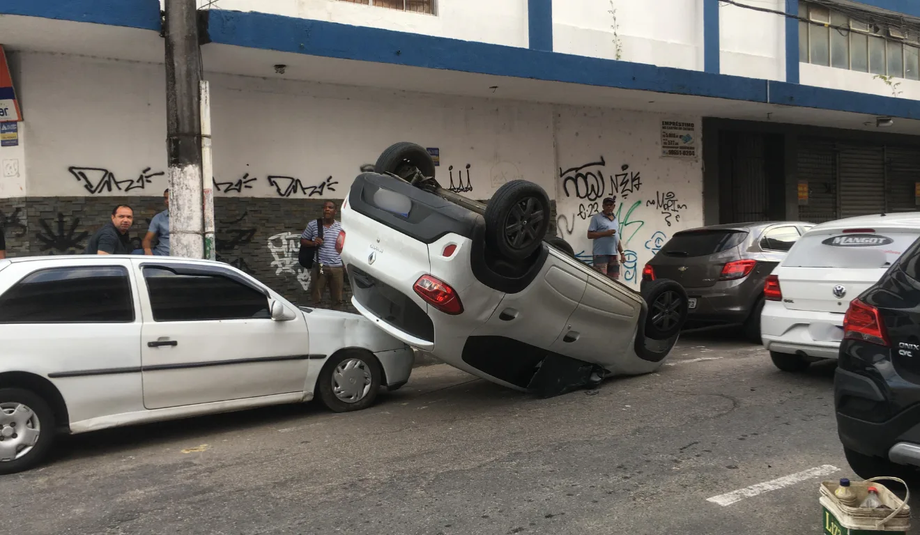 carro capotado centro