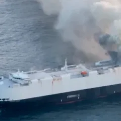 O fogo no navio Morning Midas começou no local onde estavam 800 veículos elétricos, segundo informações preliminares. Crédito: Reprodução de TV