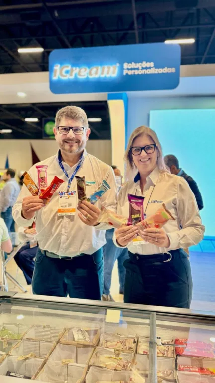 Wanderson e Cris Loss, fundadores do Grupo Lamoia, com os novos produtos lançados.