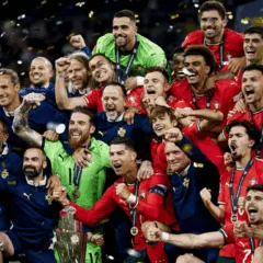 Jogadores de portugal comemoram título