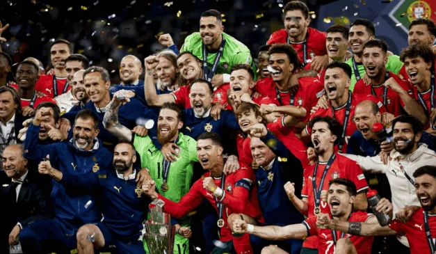 Jogadores de portugal comemoram título