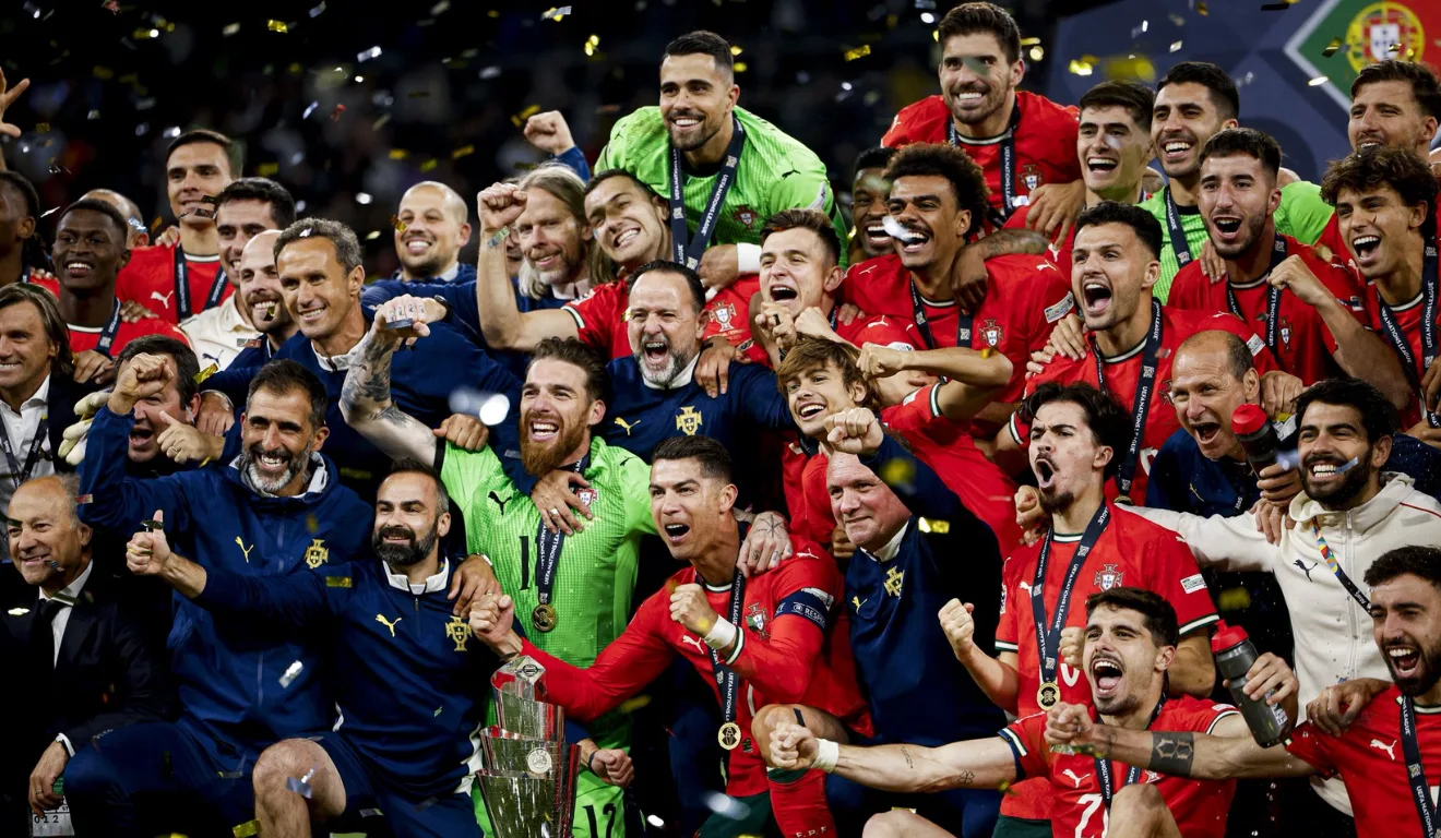 Jogadores de portugal comemoram título