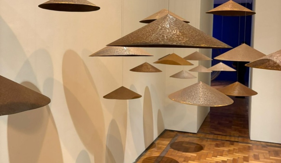 Esculturas que emergem do fogo e habitam o silêncio: a arte potente de José Carlos Vilar