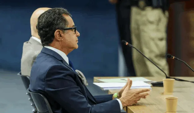 O almirante Almir Garnier prestando depoimento ao STF.
