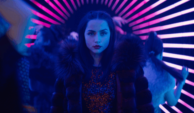 Still do filme Bailarina (2025) mostrando a personagem principal, interpretada por Ana de Armas