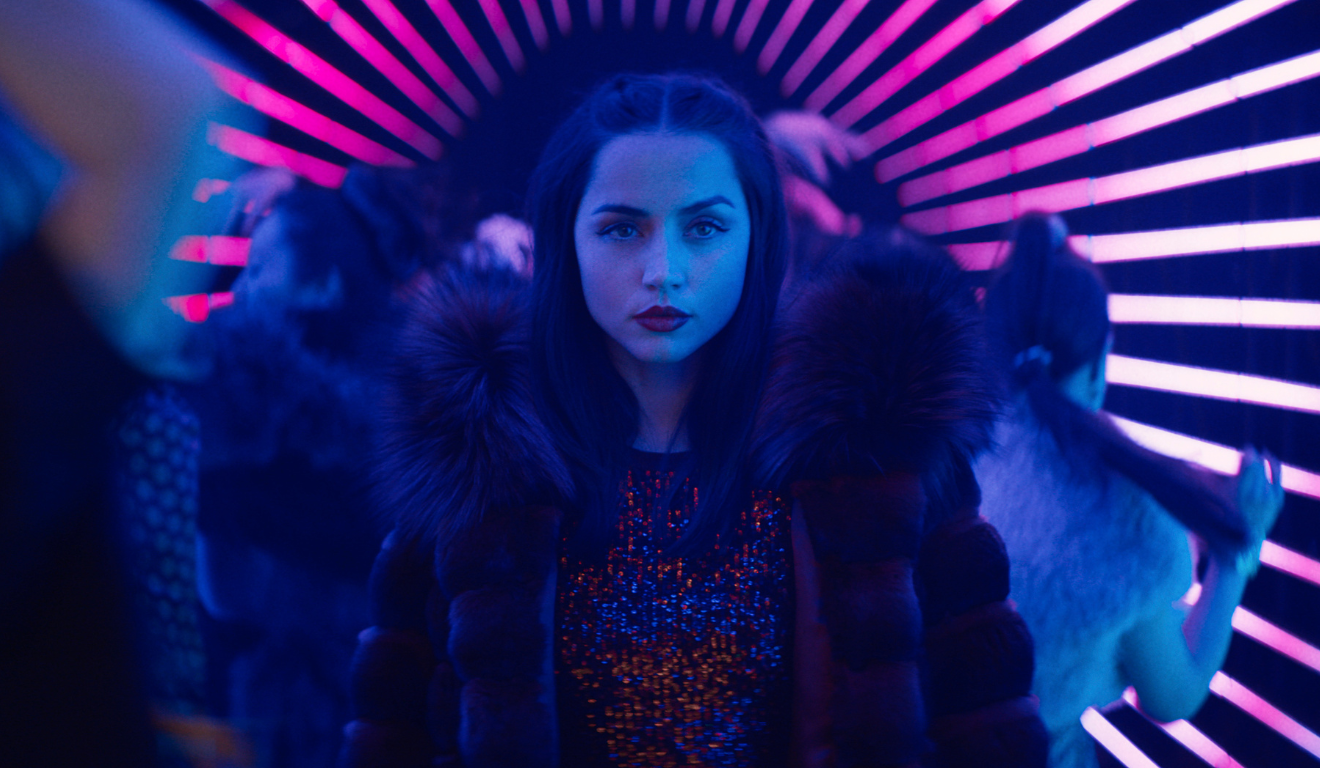 Still do filme Bailarina (2025) mostrando a personagem principal, interpretada por Ana de Armas