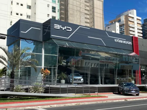 BYD lidera vendas de carros em Vitória e acelera expansão no interior com cinco novas lojas