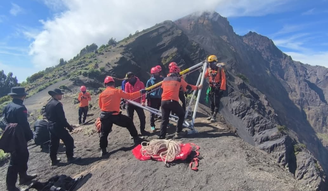 equipe de salvamento na indonésia