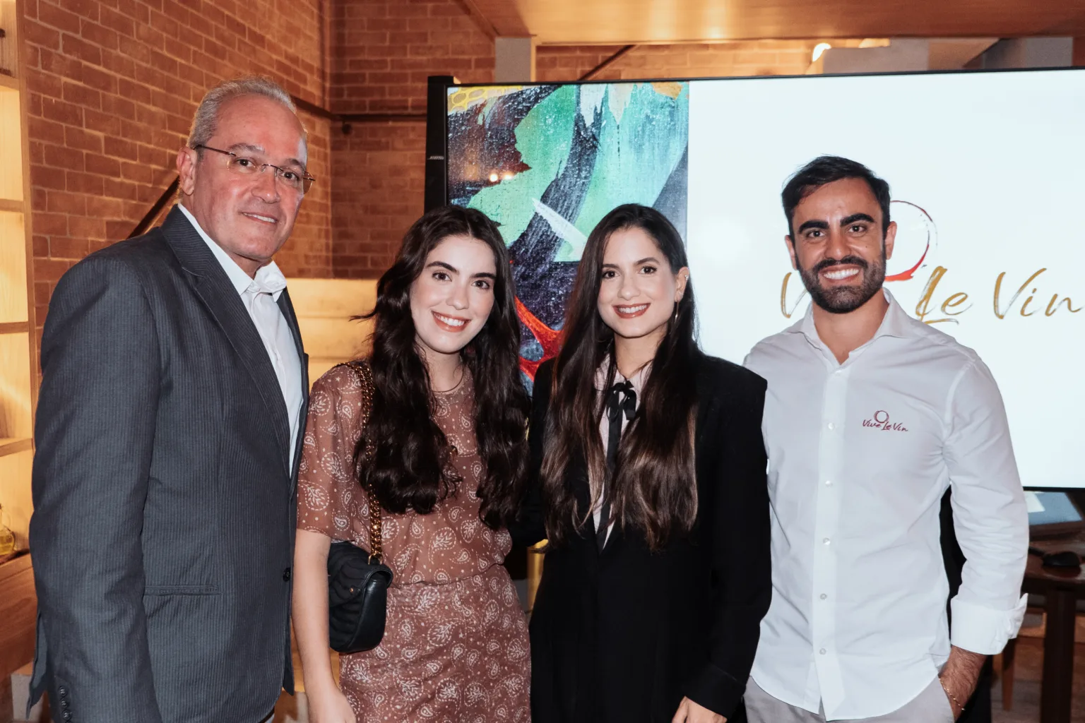Romero Valença, membro do Conselho Executivo da Invite; Bruna Rody, arquiteta e sócia da Inspira; Paula Rody, diretora da Invite e sócia da Inspira e Samuel Mucida, coordenador de Produto do Vive Le Vin.