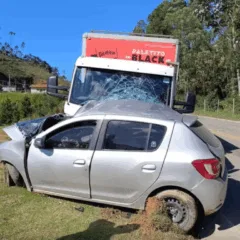 Acidente foi entre carro e caminhão, na manhã desta quarta (04)