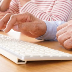 Idosos com computador