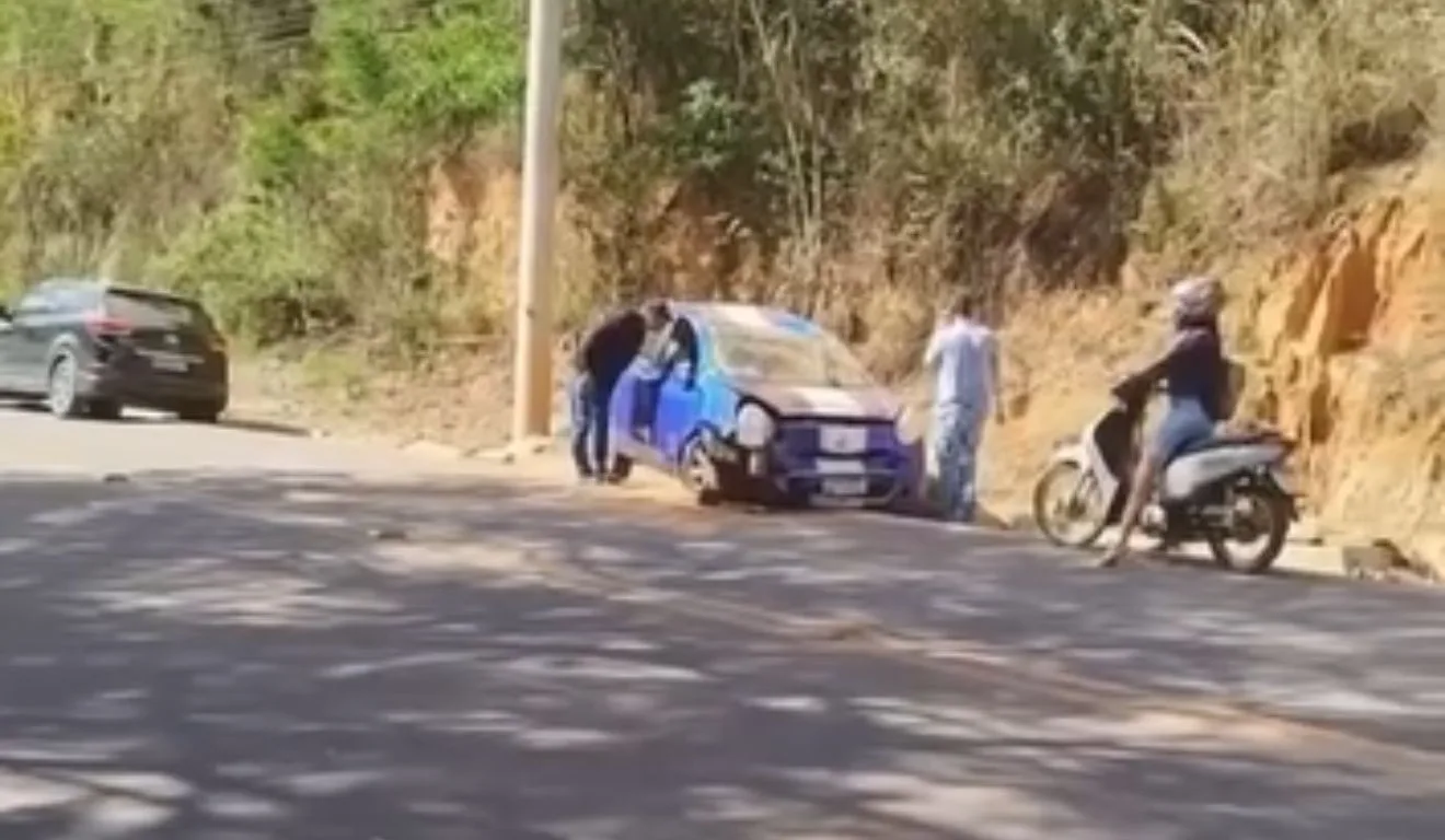 Veículo ficou danificado à margem da pista após acidente provocado por mosca. Foto: Reprodução/TV Vitória