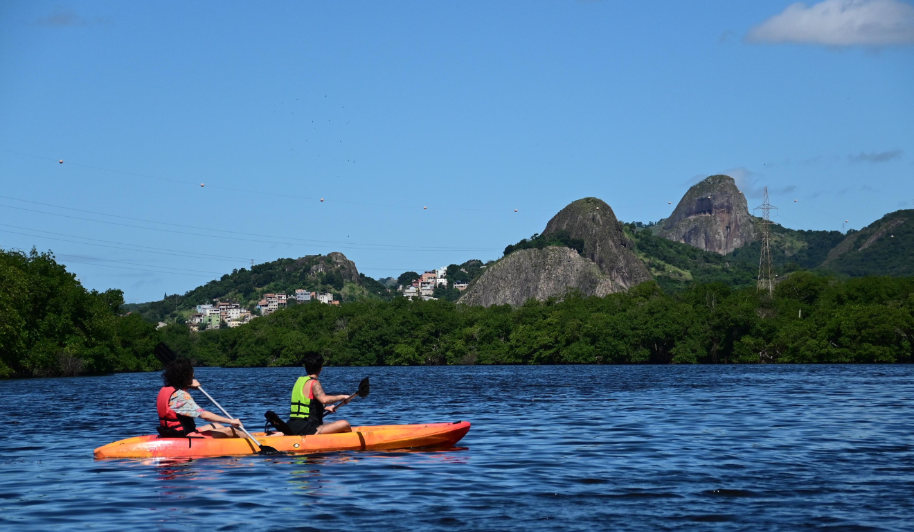 É possível remar em caiaques duplos ou individuais.