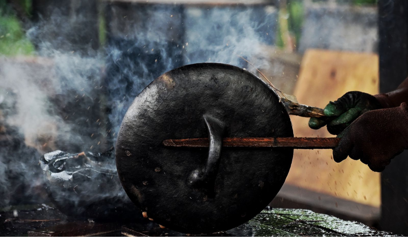 As Paneleiras de Goiabeiras utilizam recursos do manguezal para fabricação de panelas.