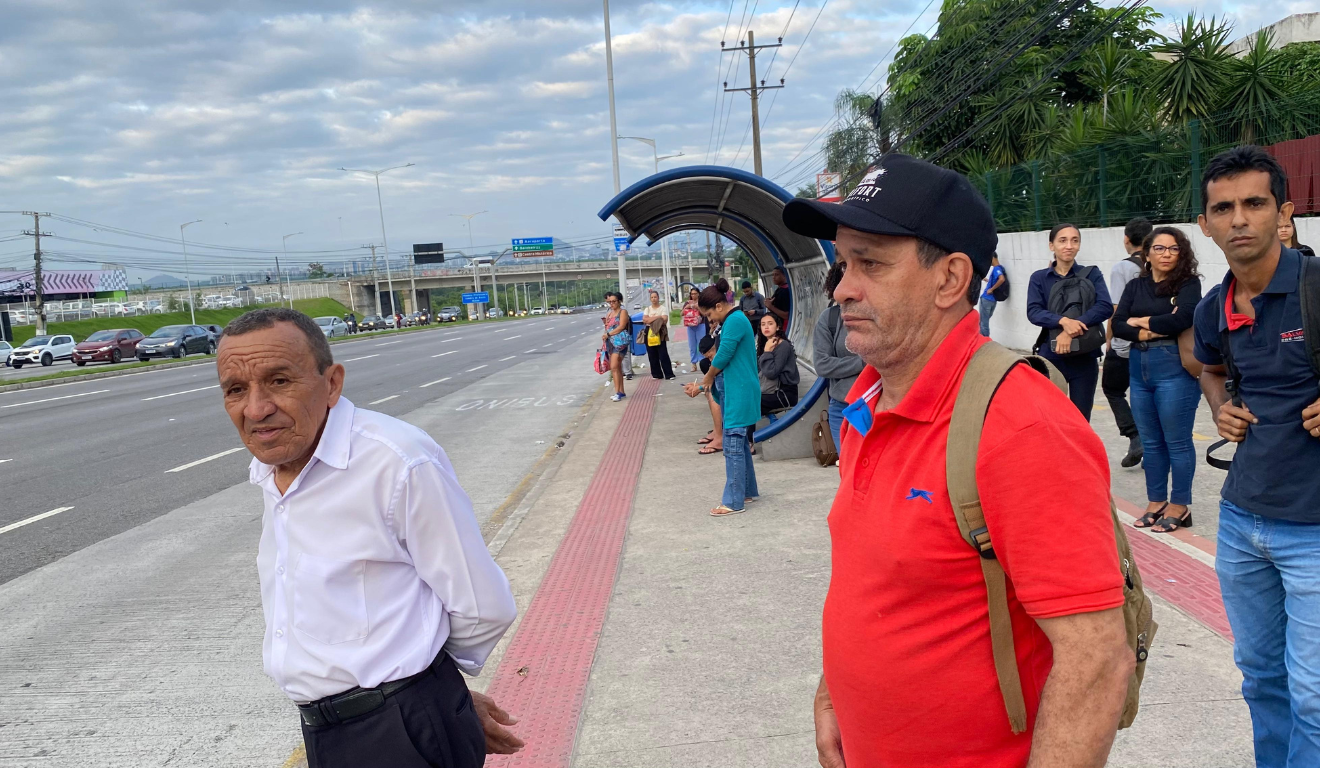 ponto de ônibus cheio