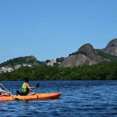É possível remar em caiaques duplos ou individuais.