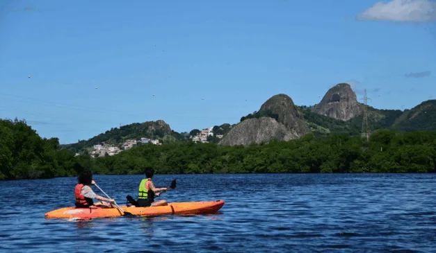É possível remar em caiaques duplos ou individuais.