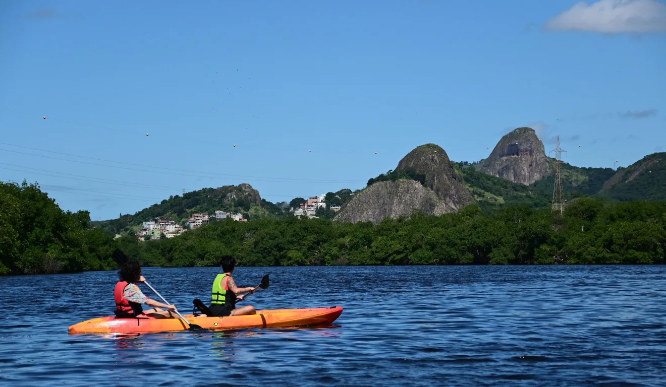 É possível remar em caiaques duplos ou individuais.