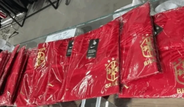Camisas vermelhas da seleção apreendidas em SP